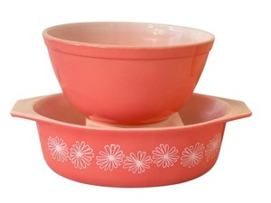 lot 52T image: Vintage Pyrex Daisy 1.5 Quart Casserole Dish with Mixing Bowl
