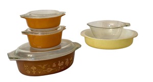 lot 482 image: Vintage Pyrex Mixing and Casserole Dish Set with Lids, Including 2.5 Quart Early American Casserole