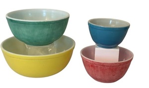 lot 541 image: Vintage Pyrex Primary Colors Nesting Mixing Bowls Set of 4