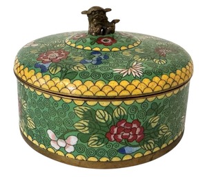 lot 547 image: Vintage Chinese Cloisonne Lidded Box with Foo Dog Finial