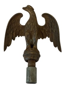 lot 549 image: Vintage Brass Eagle Metal Flag Pole Topper