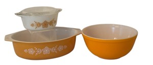 lot 561 image: Vintage Pyrex Butterfly Gold Casserole Dishes and Mixing Bowl Set