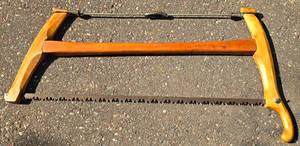 lot 611 image: Primitive Vintage Bow SawBuck Saw