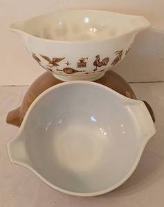 lot 618 image: Three Vintage Pyrex Early American Cinderella Mixing Bowls