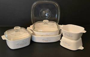 lot 620 image: Vintage County Basket with Blue Ribbon Corningware Set