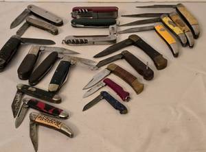 lot 622 image: Vintage Pocket Knife Grouping