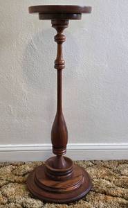 lot 623 image: Lovely Oak Plant Stand