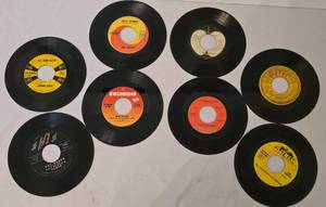 lot 629 image: Collection of Vintage 45s