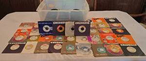 lot 636 image: Hundreds of Vintage 45s