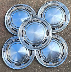 lot 660 image: Vintage Ford Pinto Hub Caps