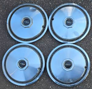 lot 666 image: Lincoln Hub Caps