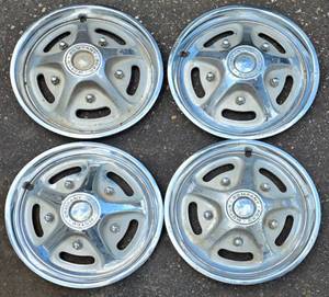 lot 303K image: Four Ford F100 Motor Company Wheel Hub Caps