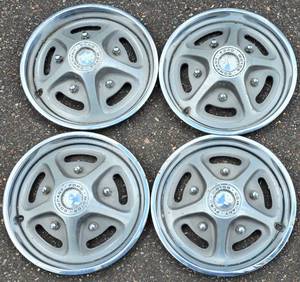 lot 305K image: Ford F100 Hub Caps