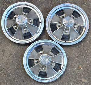 lot 321K image: Trio of Ford Mag Hub Caps  Wheel Covers