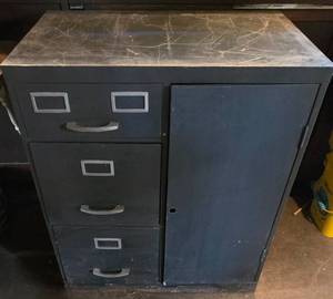lot 672 image: Large Metal FilingStorage Cabinet