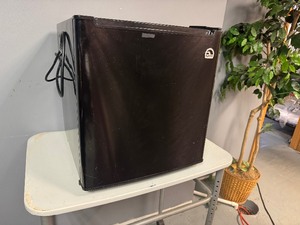 lot 31 image: Igloo Mini Fridge 1.7 Cubit Feet. Perfect for College Dorm, Man Cave, She Shed and more.
