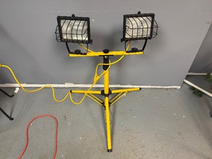 lot 61 image: Dual-Head Work Flood Light (LED) 1000W Telescoping Stand