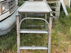 lot 65 image: Conveyor 3 Tall x 20 W x 5 Long (Rollers are 1 12 Diameter x 18 long)