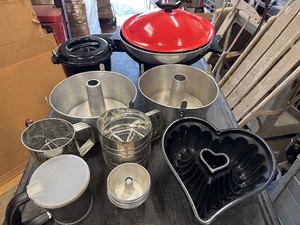 lot 34 image: Beautiful Bakeware, Wok and Pampered Chef Micro Rice Cooker