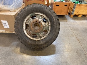 lot 13 image: Vintage US Royal Fleet Master Military Rim and Tire 8-25-20. 10 lugs