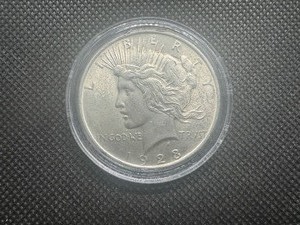 lot 6 image: 1923 AU Peace Dollar Nearly Unbroken Mint Luster, Very Light Wear
