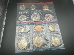 lot 36 image: 1980 P and 1972 D Mint Sets