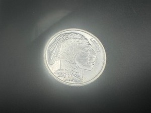 lot 114 image: Bu 2013 1 Oz Silver Round Buffalo Design
