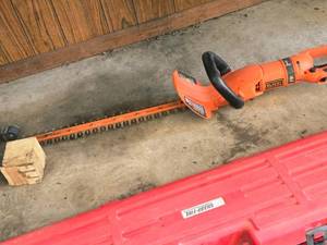 lot 756 image: Black & Decker 24 Hedge Trimmer HH2455