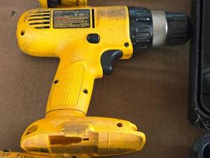 lot 770 image: DeWalt 18V 38 Cordless DrillDriver DW929