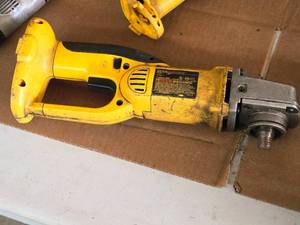 lot 772 image: DeWalt 18V 4-12 Cordless Cut-Off Tool DC410