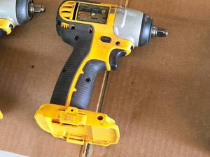 lot 782 image: DeWalt 18V 38 Impact Wrench DC823