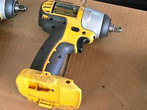 lot 783 image: DeWalt 18V 38 Impact Wrench DC823
