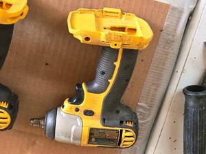 lot 784 image: DeWalt 18V 38 Impact Wrench DC823