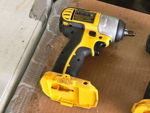 lot 785 image: DeWalt 18V 38 Impact Wrench DC823