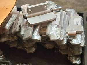 lot 804 image: Lot of (32) Assorted Heavy Duty Door Hinges