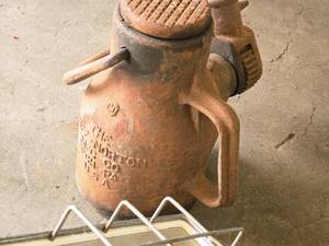 lot 880 image: Vintage Bottle Pump Jack