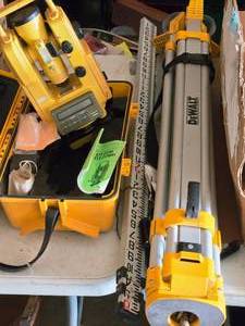 lot 887 image: Topcon Electronic Digital Theodolite DT-20B with Tripod, Measure Strip, Case