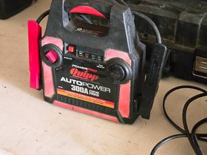 lot 892 image: Pro Power Auto Power 300A 12V 10A StarterCharger DP300