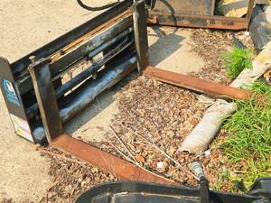 lot 610 image: Skid Steer  Skid Loader Fork Lift Attachment