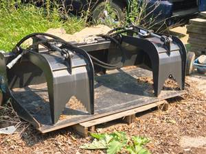 lot 611 image: Skid Steer  Skid Loader Grappler Bucket Attachment
