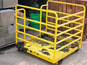 lot 613 image: Skid Steer  Skid Loader Fork Lift Bucket