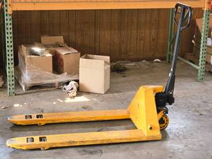 lot 633 image: Uline Pallet Jack H-1043