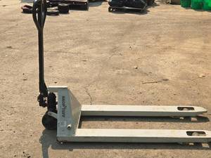lot 634 image: Shop Tuff Tools 2000-kg Pallet Jack