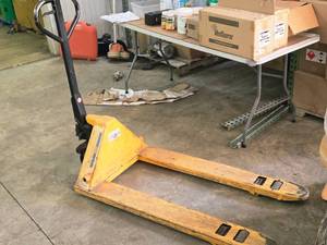 lot 635 image: Uline Pallet Jack H-1043