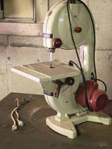 lot 636 image: 9 Bench Top Band Saw JDD240