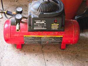 lot 642 image: Husky 2-Gallon Air Compressor