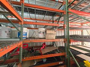 lot 645 image: Pallet Racking - 132x8x42 - 132x42 Uprights (x3), 8 Cross Beams (x32), 46x43 Wire Grates (x32)