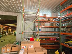 lot 647 image: Pallet Racking - 132x8x42 - 132x42 Uprights (x4), 8 Cross Beams (x24), 46x43 Wire Grates (x26)