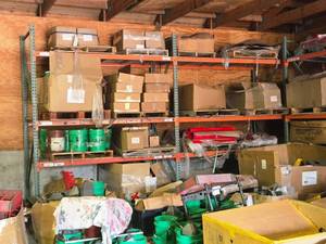 lot 649 image: Pallet Racking - 132x8x42 - 132x42 Uprights (x3), 8 Cross Beams (x12), 45x43 Wire Grates (x12)