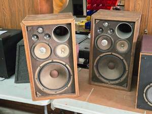lot 933 image: Lot of (2) Sansui Wooden Box Speakers 4-Way 6-Speaker 8-ohm